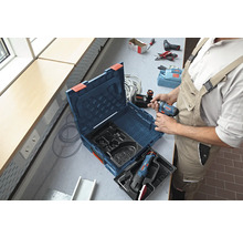 Handwerker mit Werkzeugkoffer und Akkuschrauber