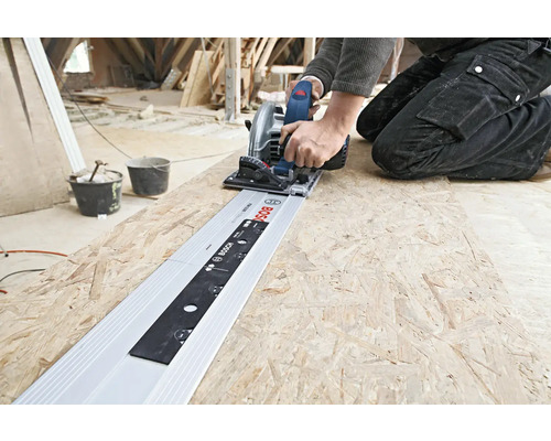 Handwerker sägt Holzplatte mit Kreissäge und Führungsschiene von Bosch