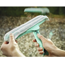Fensterwischer mit Mikrofaserbezug wird von Hand gehalten