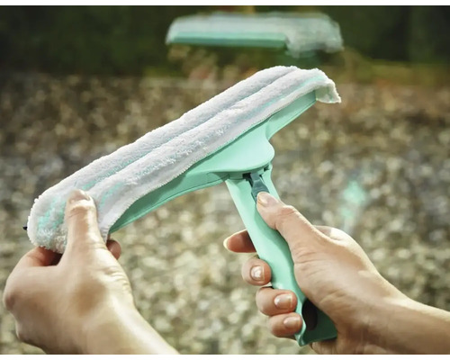 Fensterwischer mit Mikrofaserbezug wird von Hand gehalten