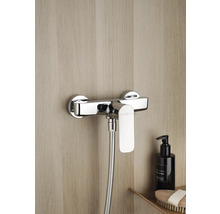 Aufputz-Brausearmatur aus Chrom im Badezimmer