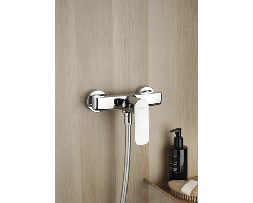 Aufputz-Brausearmatur aus Chrom im Badezimmer