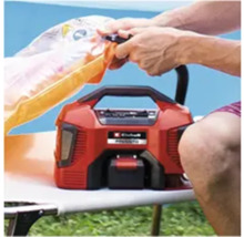 Einhell Akku-Luftpumpe beim Aufpumpen eines Schwimmreifens