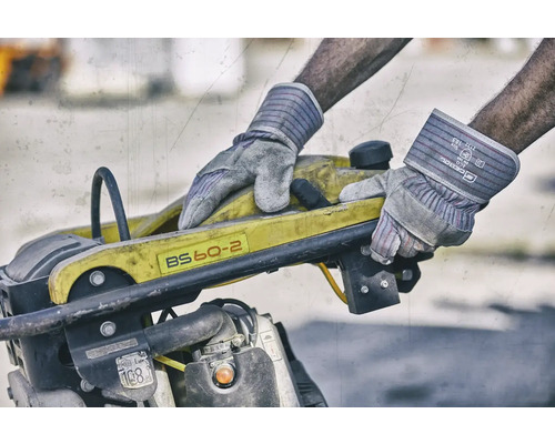 Mann bedient eine Rüttelplatte auf einer Baustelle
