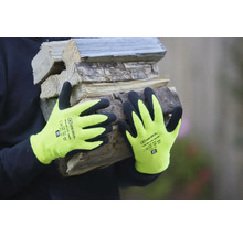 Person trägt Holz mit Arbeitshandschuhen von Gebol