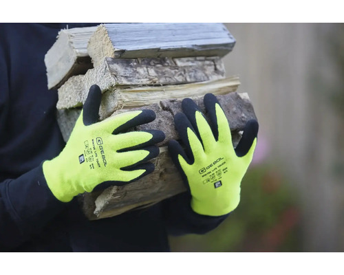 Person trägt Holz mit Arbeitshandschuhen von Gebol