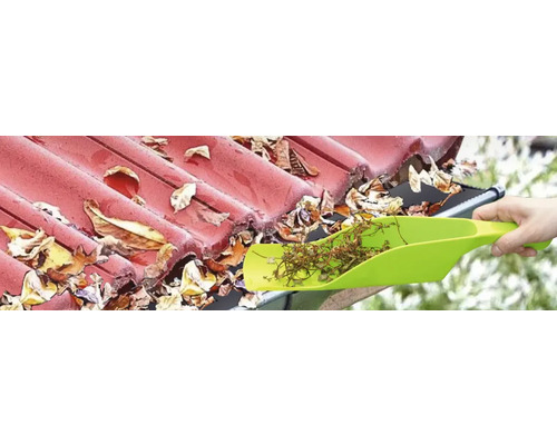 Reinigung einer Dachrinne mit einer Schaufel zum Entfernen von Blättern