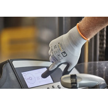 Hand mit Arbeitshandschuh bedient ein Display