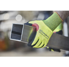 Eine Person hält ein Vierkantrohr mit Gebol Master Cut C Plus Arbeitshandschuhen.