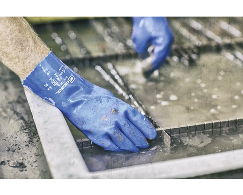 Eine Person trägt Gebol Blue Tech Arbeitshandschuhe.