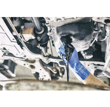 Motorölwechsel am Auto mit Schutzhandschuhen