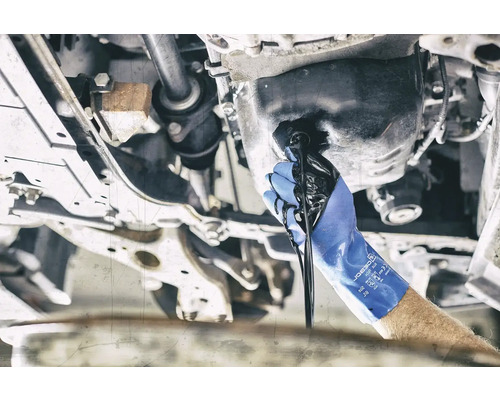 Motorölwechsel am Auto mit Schutzhandschuhen