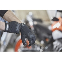 Motorradhandschuhe am Handgelenk einer Person