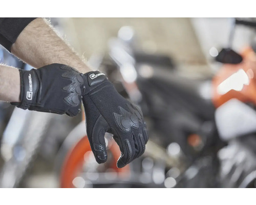 Motorradhandschuhe am Handgelenk einer Person