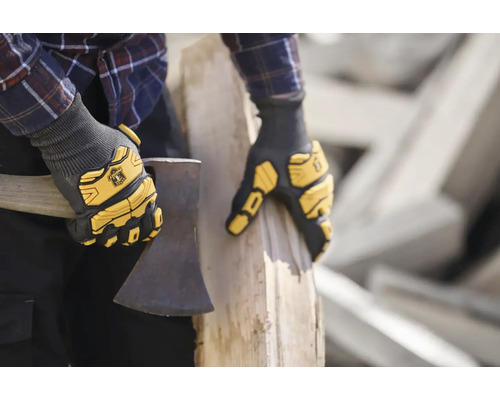 Person mit Arbeitshandschuhen hält eine Axt.