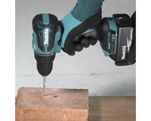Makita Akku-Bohrschrauber bohrt Loch in Ziegelstein
