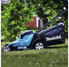 Makita Akku Rasenmäher mit 430 Millimeter Schnittbreite und Fangkorb im Einsatz auf einer Rasenfläche im Garten.