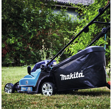 Makita Akku-Rasenmäher, 36 Volt, 430 Millimeter Schnittbreite, mit Fangkorb inklusive Makita Logo auf einer Rasenfläche im Garten.