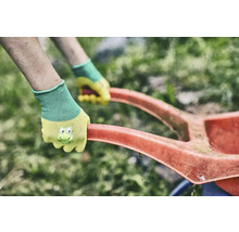 Gartenarbeit mit Gartenhandschuhen und Gießkanne