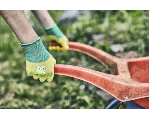 Gartenarbeit mit Gartenhandschuhen und Gießkanne