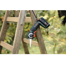 Akku-Astsäge von Bosch auf einer Leiter