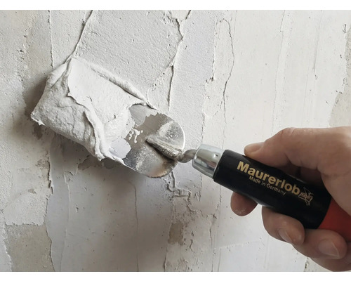 Handwerker mit Maurerkelle beim Auftragen von Putz an einer Wand. Maurerlob Logo.