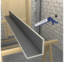 Anwendung eines Montageklebers auf eine Bauplatte zur Wandgestaltung