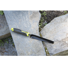 Gartengerät zum Pikieren mit Messskala auf Steinplatte