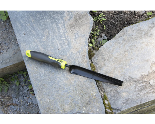 Gartengerät zum Pikieren mit Messskala auf Steinplatte