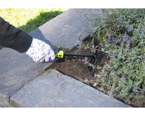 Eine Person verwendet eine Gartenkralle zum Auflockern der Erde in einem Hochbeet.