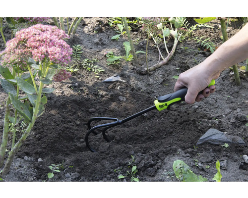 Gartenhacke im Einsatz zur Bodenbearbeitung im Garten.