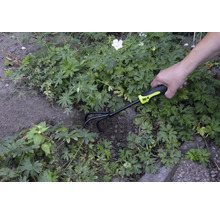 Gartenarbeitsszene mit einer Person, die eine Gartenkralle der Marke for_q zur Bodenbearbeitung verwendet.