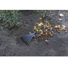 Gartenrechen zum Zusammenkehren von Laub auf dem Boden.