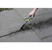 Fugenreiniger im Einsatz zum Entfernen von Unkraut zwischen Pflastersteinen