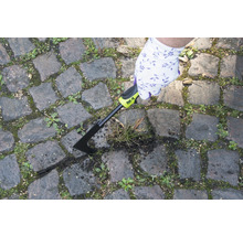 Gartenfugenkratzer im Einsatz auf Pflastersteinen