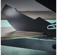 Laminatschneider im Einsatz zum Zuschneiden eines Laminatstücks