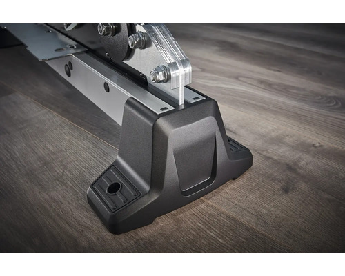 Detailaufnahme eines Maschinenfußes aus Metall und Kunststoff.