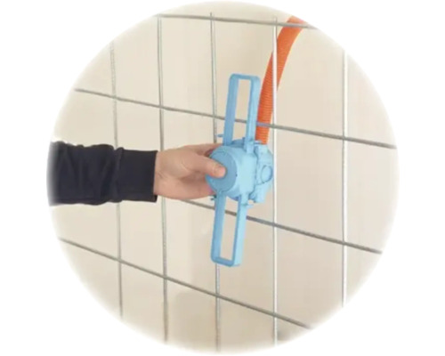 Hand befestigt eine blaue Unterputzdose mit Abstandshalter an einem Metallgitter für Elektroinstallationen.