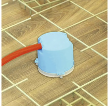 Blaue Betondose für die Elektroinstallation mit angeschlossenem orangefarbenem Flexrohr auf einem Bewehrungsgitter.