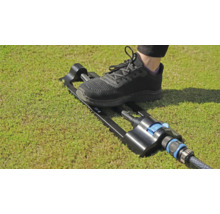 Gartensprenger mit Fußbedienung auf Rasen