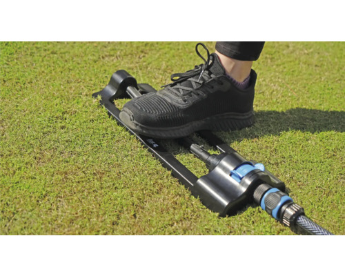 Gartensprenger mit Fußbedienung auf Rasen