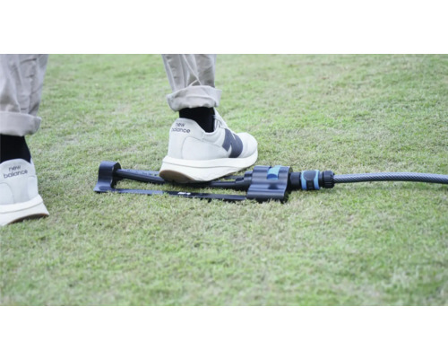 Gartenregner auf Rasen mit Fuß zum Größenvergleich.