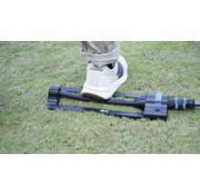 Rechteckregner mit Fuß auf Rasen