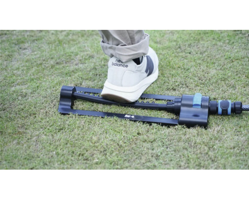 Rechteckregner mit Fuß auf Rasen