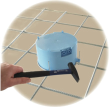 Installation einer runden Betondose an einer Stahlbewehrung mit Hammer und Nagel.