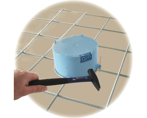Installation einer runden Betondose an einer Stahlbewehrung mit Hammer und Nagel.
