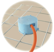 Blaue Betondose mit orangefarbenem Wellrohr montiert auf einer Bewehrungsmatte aus Stahl.