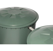 Regentonnen-Verbindungsset montiert an zwei Regentonnen aus Kunststoff.