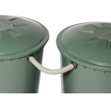 Verbindungsset für zwei Regenwassertonnen mit flexiblem Schlauch und Schlauchklemmen.