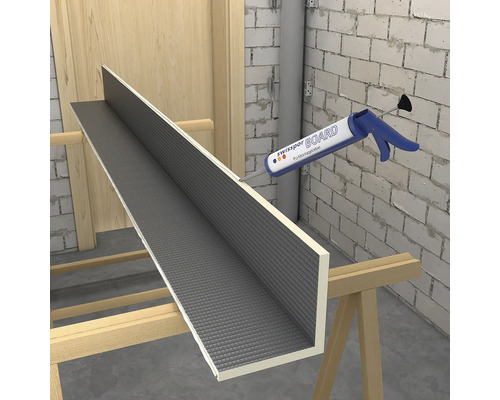 Swisspor BOARD Winkelelement auf einem Sägebock beim Auftragen von Polyurethan-Montagekleber mit einer Kartuschenpresse.